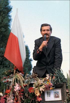 Lech Wałęsa na bramie Stoczni Gdańskiej im. Lenina, 21 sierpnia 1980 r.