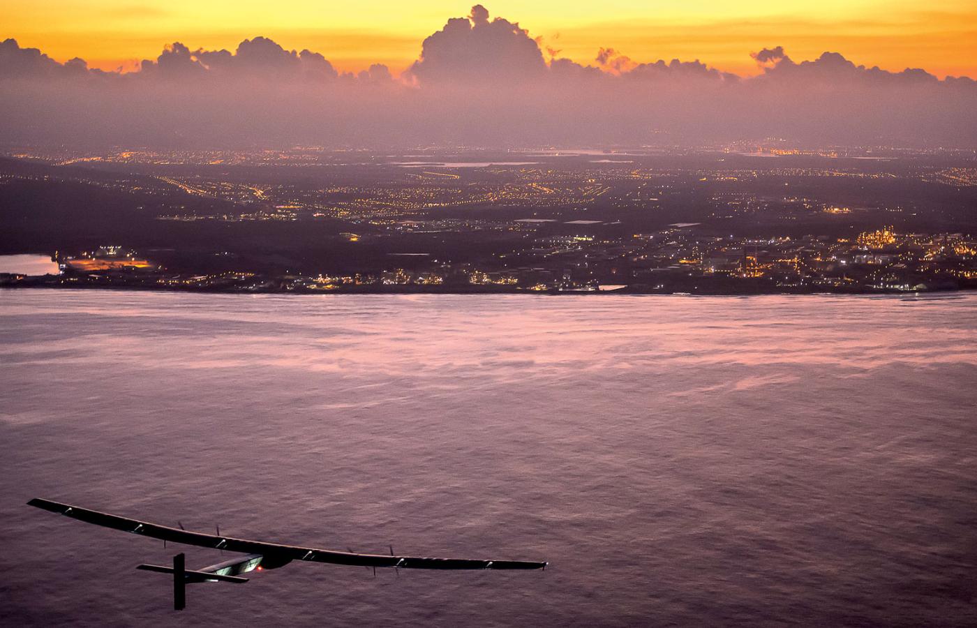 Solar Impulse 2 podchodzi do lądowania na Hawajach.