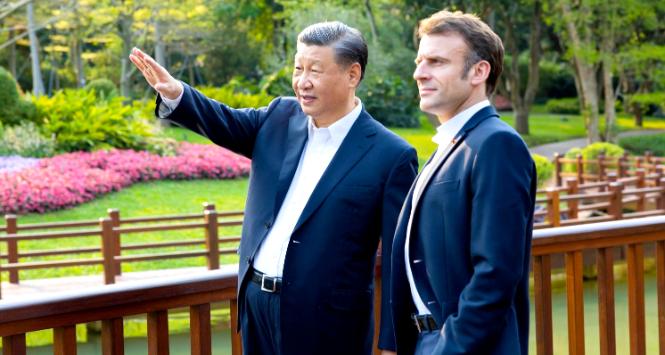 Emmanuel Macron i Xi Jinping podczas nieoficjalnej części spotkania w Guangzhou w południowych Chinach, 7 kwietnia 2023 r.