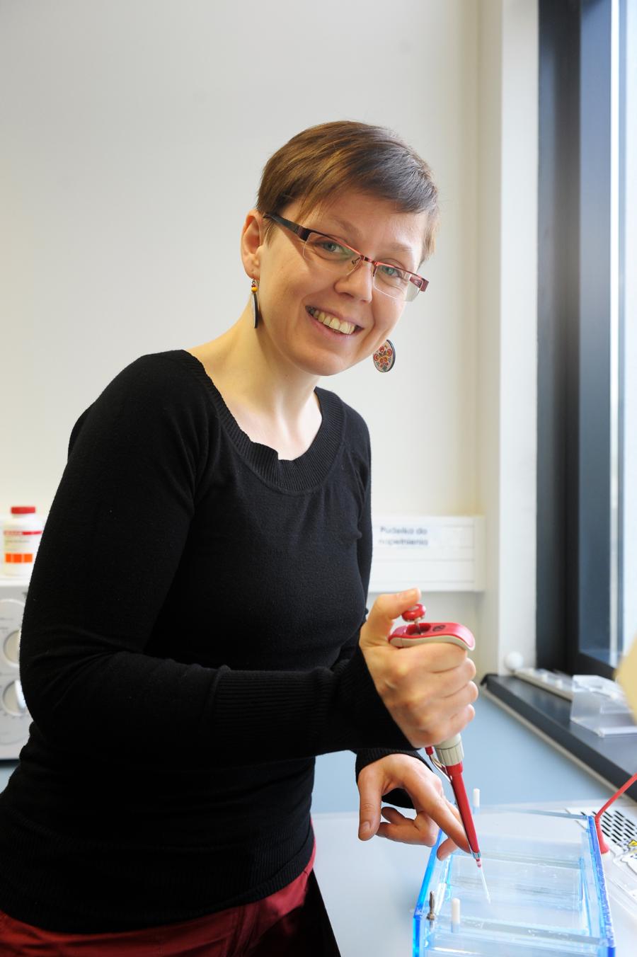 Dr hab. Agnieszka Kloch pracuje w  Instytucie Biologii Funkcjonalnej i Ekologii Wydziału Biologii UW. Zajmuje się m.in. interakcjami gryzoni i ich pasożytów nicieniowych oraz rolą pasożytów w kształtowaniu zmienności genetycznej ich żywicieli.