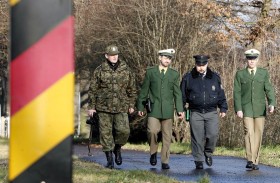 Funkcjonariusze podczas patrolu w Żytawie przy granicy z Polską i Republiką Czeską.