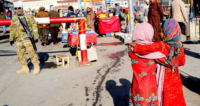 Dwie afgańskie dziewczynki na targu. Kabul, 24 października 2021 r.