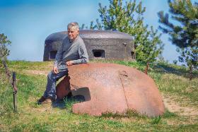 Andrzej, właściciel poniemieckiego bunkra w Bakałarzewie.