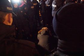 Wojciech_Kinasiewicz z Obywateli RP na ziemi, za kordonem policyjnym