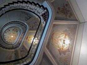 Klatka schodowa w budynku zaprojektowanym przez Konstantīnsa Pēkšēnsa; urządzono tu muzeum ryskiej secesji.