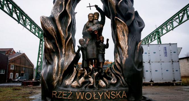 Najpierw, licząc na reprezentacyjną lokalizację, monument zatrzymał się w Rzeszowie.
