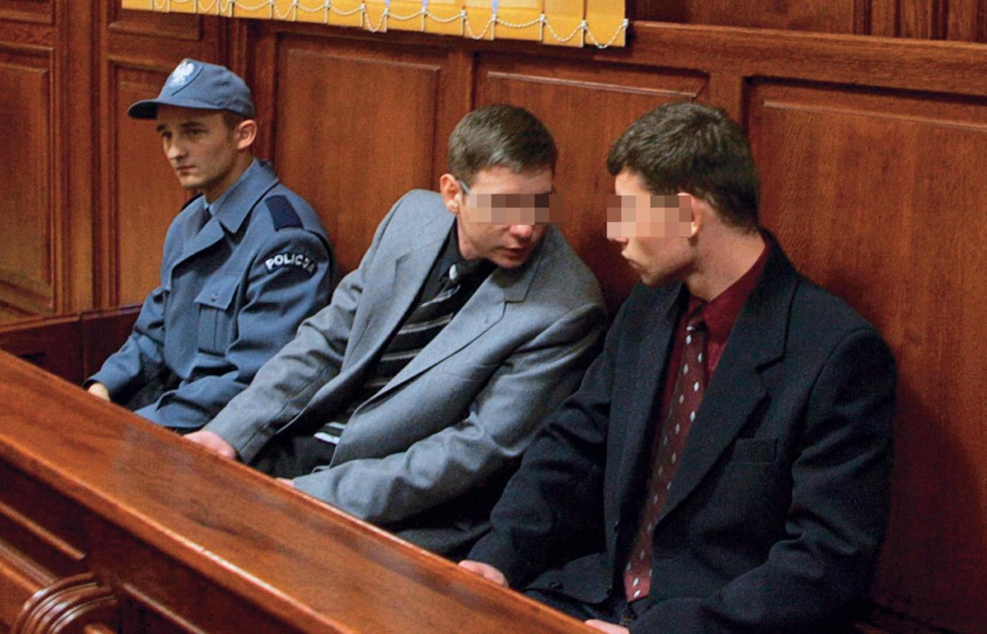 Ogłoszenie wyroku w sprawie zabójstwa taksówkarza. Skazani zostali: dzielnicowy Zbigniew B. (w środku) i jego brat Paweł (z prawej).