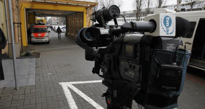 Dziennikarze pod szpitalem, do którego odwieziono rannego płk. Mikołaja Przybyła.