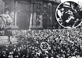 Hitler w tłumie wiwatującym na Odeonplatz w Monachium w dniu wybuchu I wojny światowej.