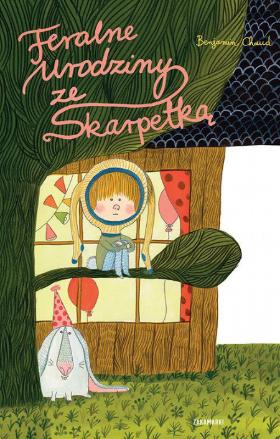 Benjamin Chaud, Feralne urodziny skarpetki, Zakamarki, Poznań 2017. I znów rzecz o miłości. Tym razem o tej pierwszej, z którą trudno sobie poradzić. Chłopiec zakochuje się w koleżance. Wybiera się do niej na urodziny, ale wszystkie próby zwrócenia na siebie uwagi przynoszą niezbyt dobry efekt. Chaud w zabawny i ciepły sposób opowiada o kłopotach z wyrażaniem uczuć. Do tego mamy tu ciekawą zabawę formalną – rozciągnięty w pionie format książki staje się dobrym pretekstem do specyficznego komponowania ilustracji.