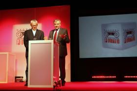 Piotr Sarzyński, dziennikarz działu Kultura i redaktor naczelny Jerzy Baczyński otwierają uroczystość wręczenia Nagród Architektonicznych POLITYKI 22 maja w Teatrze Kamienica.