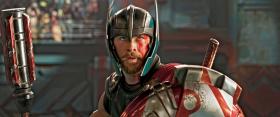 5. „Thor: Ragnarok”, reż. Taika Waititi. Kompromis między niezwykłością reżysera a sprawdzonym przepisem na blockbuster studia Marvel, z przewagą tego drugiego. Bo „Thor: Ragnarok” to film kolorowy, radosny, zabawny i momentami absurdalny, co po części z pewnością jest inspirowane sukcesem „Strażników Galaktyki”, w dużej mierze na pewno wniósł to do niego sam Waititi. Z drugiej strony – nie jest to kino tak oryginalne jak choćby „Co robimy w ukryciu” tego reżysera, a jeżeli rozbierać film na czynniki pierwsze, znajdziemy w nim wiele, wiele elementów wspólnych z tym, co w Kinowym Uniwersum Marvela już pokazywano. Ostatecznie dostajemy jednak udany film superbohaterski, może i z niespecjalnie wyróżniającą się fabułą, ale z bardzo dobrymi kreacjami, od Chrisa Hemswortha, przez Marka Ruffalo i Tessę Thompson, po Clate Blanchett w roli Heli, czyli głównej antagonistki naszych bohaterów. Szkoda tylko, że Marvel nie dał Waititiemu więcej swobody.