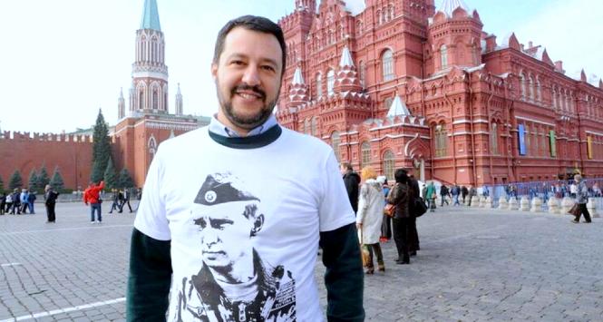 Matteo Salvini w koszulce z wizerunkiem Putina na Placu Czerwonym w Moskwie. To zdjęcie kilka lat temu krążyło w mediach społecznościowych.