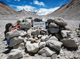 Kopczyk kamieni ku czci Davida Sharpa, który zmarł w drodze na szczyt Everestu. Jego ciało zostało ściągnięte z góry w 2007 r.