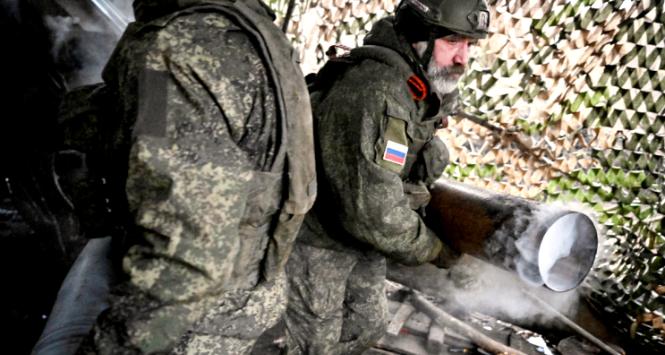 Rosyjscy żołnierze przygotowują się do odpalenia holowanej haubicy 2A36 Giacynt-B na linii frontu w Donieckiej Republice Ludowej. 18 marca 2026 r.