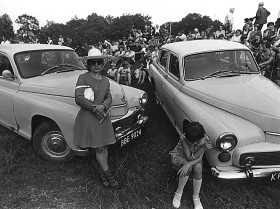 Historia nie tylko FSO, ale i całej polskiej motoryzacji po II wojnie światowej zaczęła się od tego samochodu. Produkcja warszawy ruszyła w 1951 r. na bazie radzieckiego auta pobieda (z kolei jej pierwowzorem był ford z 1927 r.) i trwała przez 18 lat.