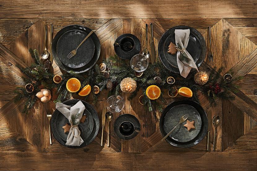 A gdyby tak odejść nieco od utartych przyzwyczajeń? Zrezygnować z dążenia do doskonałości? Poeksperymentować? Wśród tegorocznych trendów da się zauważyć jeden szczególny – odchodzenie od trendów. Podkreślanie indywidualnych upodobań. Jeśli więc stół ma piękny drewniany blat, można zrezygnować z obrusu. Można też serwować potrawy na czarnej porcelanie. Inspiracje – Duka.