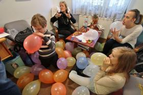 Z okazji spotkania andrzejkowego wolontariusze i dzieci przygotowują dekoracje.