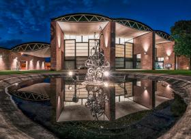 Muzeum Tinguely’ego w Bazylei. Ulokowane nad Renem, co udało się jeszcze podkreślić – bo architekt Mario Botta stworzył konstrukcję, która wrasta w otoczenie. Dlatego odwiedzającym radzi się słusznie, żeby odbyli później spacer promenadą, brzegiem rzeki. Co wewnątrz gmachu? W ogromnej hali bez kłopotu umieszczono około 20 innowacyjnych rzeźb Jeana Tinguely’ego. Kondygnacji jest zresztą więcej. Część dzieł – takich, które nie potrzebują światła słonecznego, żeby w pełni je docenić – poustawiano nawet w salach wystawowych trzy metry pod ziemią.