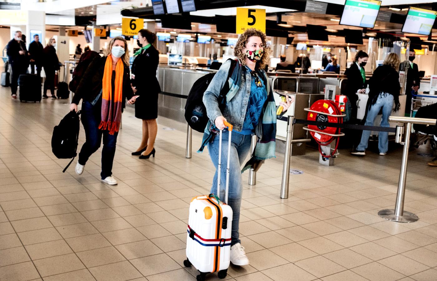Lotnisko Schiphol pod Amsterdamem. Turyści udają się na grecką wyspę Rodos.