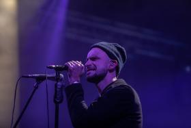 „Często, gdy artyści zabierają głos na tematy polityczne, słyszy się, że nie powinni tego robić. A muzyka od lat jest związana z obroną praw człowieka”.