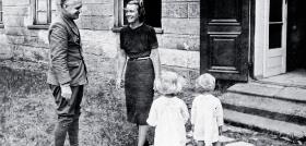 Gottliebe Lehndorff z dziećmi (z prawej Veruschka, później modelka znana z filmu Antonioniego „Powiększenie”) i Joachim Ribbentrop, Sztynort, 1943/44 r.