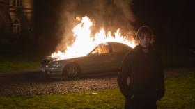 Dlaczego główna bohaterka rani i nie potrafi kochać? Zbyt duży w filmie przeskok między dzieciństwem a okresem dojrzewania pozostawia wiele kwestii niewyjaśnionych, niepogłębionych.