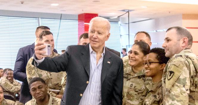 Prezydent USA Joe Biden odwiedza żołbierzy 82. dywizji powietrznodesantowej stacjonujących w Polsce. 25 marca 2022 r.
