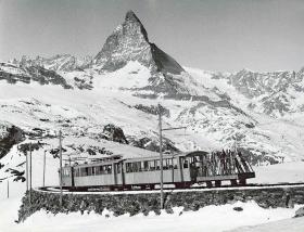 Kolejka na leżącym między dwoma lodowcami, Gornergletscher i Findelgletscher: Gornergrat z widokiem na Matterhorn (4478 m n.p.m.). Gornergrat to doskonały punkt widokowy oferujący panoramę, której atrakcją jest ponad 20 czterotysięczników.