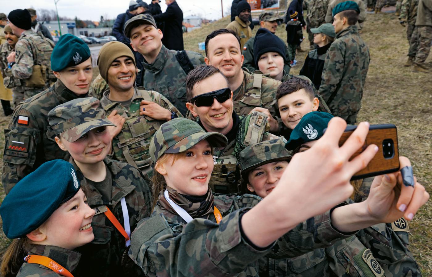 Wśród członków Wojsk Obrony Terytorialnej selfie z żołnierzami amerykańskiej dywizji też jest w cenie.