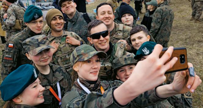 Wśród członków Wojsk Obrony Terytorialnej selfie z żołnierzami amerykańskiej dywizji też jest w cenie.