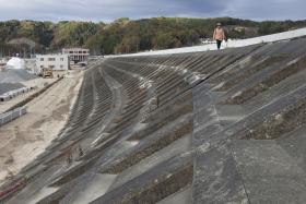 Wzdłuż wybrzeża zbudowano wysokie murowane zabezpieczenia, mając chronić przed falami tsunami.