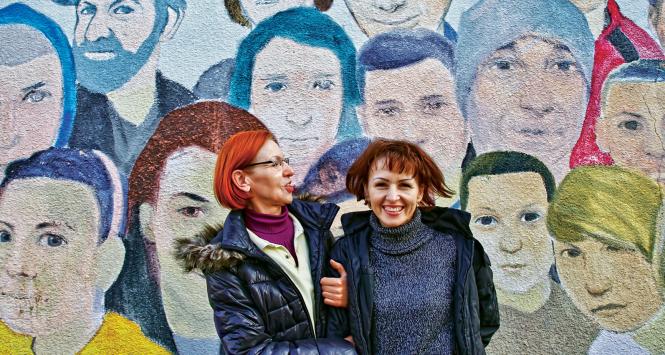 Anna, prowadząca sklep spożywczy, z córką Moniką na tle muralu z portretami mieszkańców Starych Bronowic