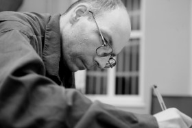 Krzysztof Kinach  lat 37, przez dwie godziny dręczył starszą kobietę.