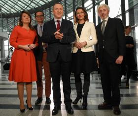 Dunin-Holecka (razem z Anną Popek i Przemysławem Babiarzem) witała nowego szefa TVP na specjalnej konferencji przy Woronicza.