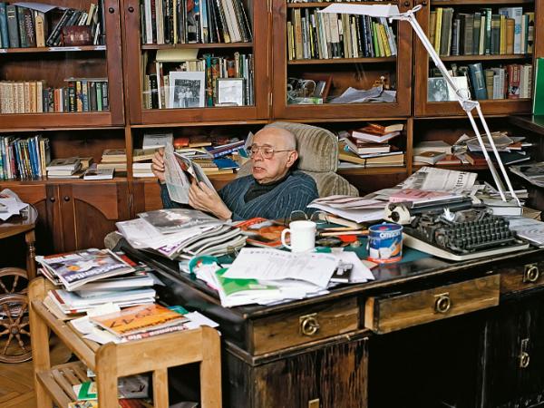 Stanisław Lem w swoim mieszkaniu w Krakowie, 2005 r.