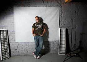 Paweł Ossoliński. Statystował w czasie studiów, głównie jako ochroniarz i policjant. Obecnie jest menadżerem w agencji reklamowej.