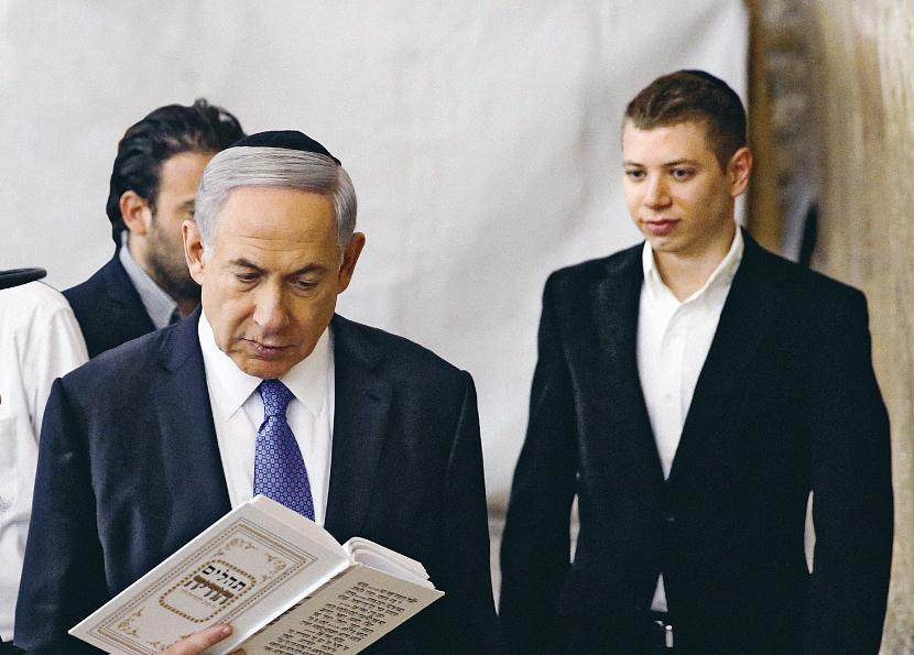 Beniamin i Jair Netanjahu rzadko pokazują się razem publicznie. Tu podczas wizyty pod Ścianą Płaczu.