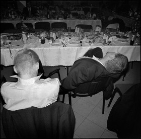 Ważne jest zaangażowanie w zabawę. Nad ranem gości dopada „zmęczenie”. Warszawa, 2005 r.