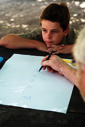 i podczas nauki na farmie oddalonej o setki kilometórw od szkoły. CB-radio i internet są niezbędne. A każdemu uczniowi na świecie przydaje się pomoc dziadka.