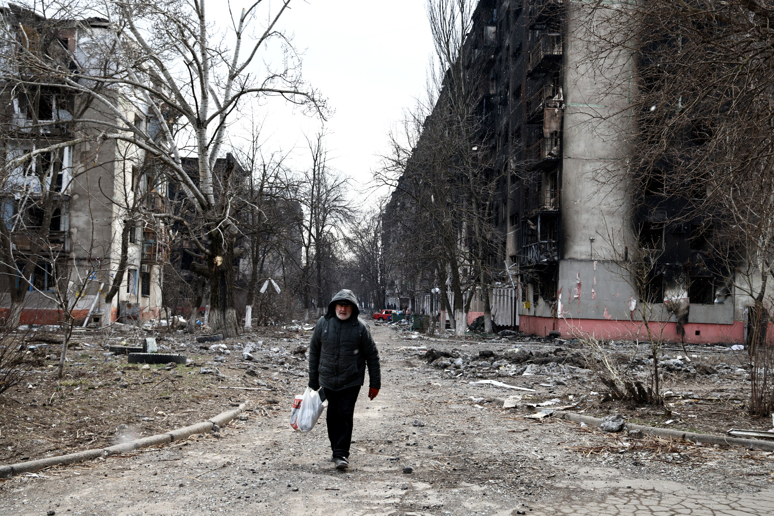 Mariupol. W mieście nie ma wody, gazu, prądu, kończą się zapasy żywności.