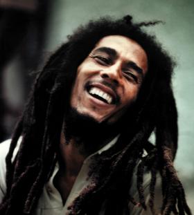 4. Bob Marley zmarł 11 maja 1981 r. Miał 36 lat. W 2015 zarobił 21 mln dol. Nie tylko dzięki muzyce – zyski przynoszą też produkty z nim kojarzone, np. tzw. napoje relaksacyjne produkowane przez firmę Marley Beverage.