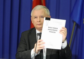 'Biała Księga i jej prezentacja nie mają wyjaśnić mechanizmu katastrofy, pokazywać rzeczywistej jej przyczyny, mają za to wprowadzać do obiegu publicznego tę „całą prawdę”, jaką wyznaje PiS'.