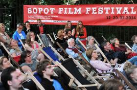 W pięknych sopockich plenerach, np. w ogrodzie Dworku Sierakowskich, znakomicie odbiera się także sztukę filmową. Leżaki, rozgwieżdżone niebo i filmy z całego świata to typowa sceneria Sopot Film Festiwal, święta ambitnego kina, które ogarnia całe miasto.