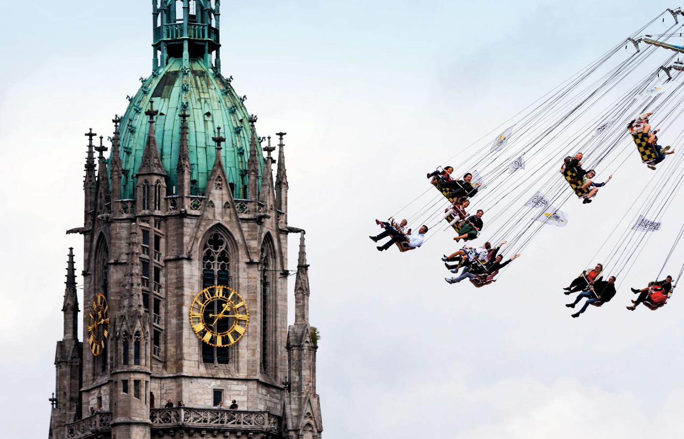 Kościół św. Pawła w Monachium i wesołe miasteczko otwarte przy okazji Oktoberfest.