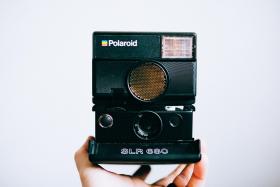 Jeżeli gdzieś w Państwa domach zalega stary Polaroid SLR 680, to warto rozważyć jego sprzedaż. Dziś może być wart nawet 430 funtów.