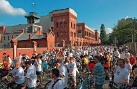 Start do rajdu rowerowego szlakiem bojowym zgrupowania AK Żywiciel sprzed gmachu Muzeum Powstania Warszawskiego, 7 sierpnia 2010 r.