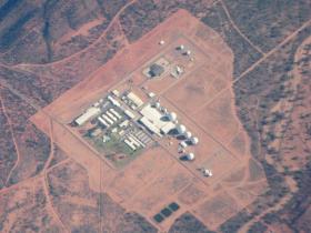 Pine Gap. Niedaleko Alice Springs znajduje się owiane największą tajemnicą miejsce w Australii – Pine Gap, amerykańsko-australijski ośrodek badawczy, punkt obserwacji satelitów. Przynajmniej z nazwy, bo najprawdopodobniej jest to ośrodek szpiegowski nadzorowany przez CIA. Lokalizacja jest bardzo istotna, bo można stąd obserwować satelity nad Rosją, Chinami i Środkowym Wschodem. Edward Snowden twierdził, że to jedna z baz, dzięki którym można „podsłuchiwać” całą Azję.