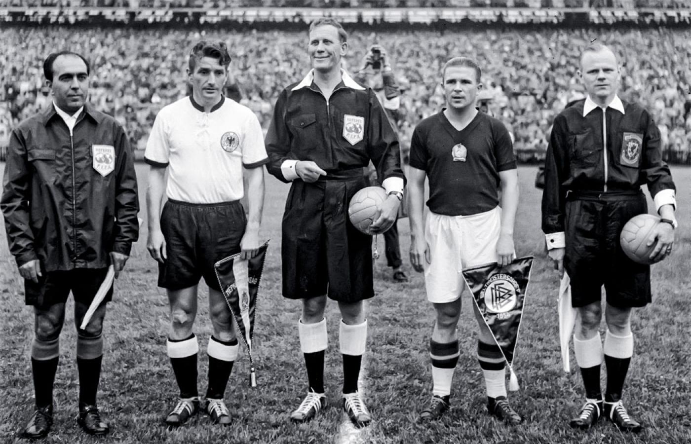 Rozpoczęcie meczu finałowego Niemcy-Węgry w Bernie, 4 lipca 1954 r. Z proporczykami kapitanowie drużyn: Fritz Walter (z lewej) i Ferenc Puskás.