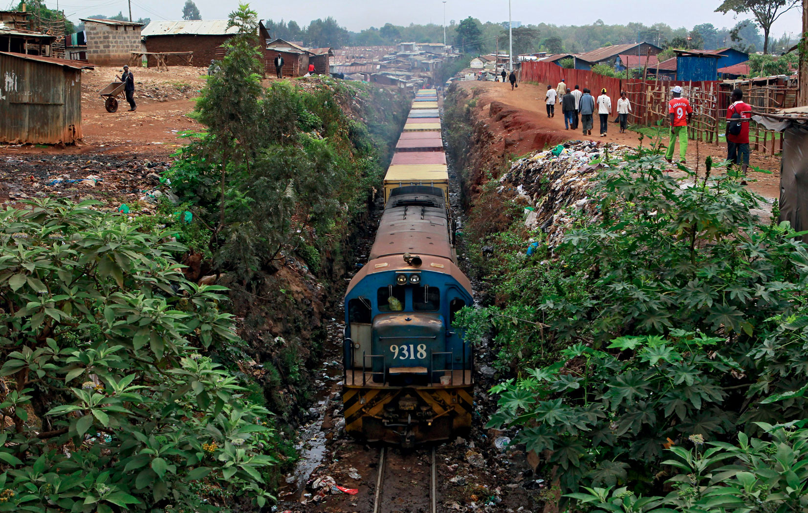 Железные дороги африки. Железные дороги ЮАР. Найроби трущобы. Уганда железная дорога. Железная дорога Кейптаун - Каир.